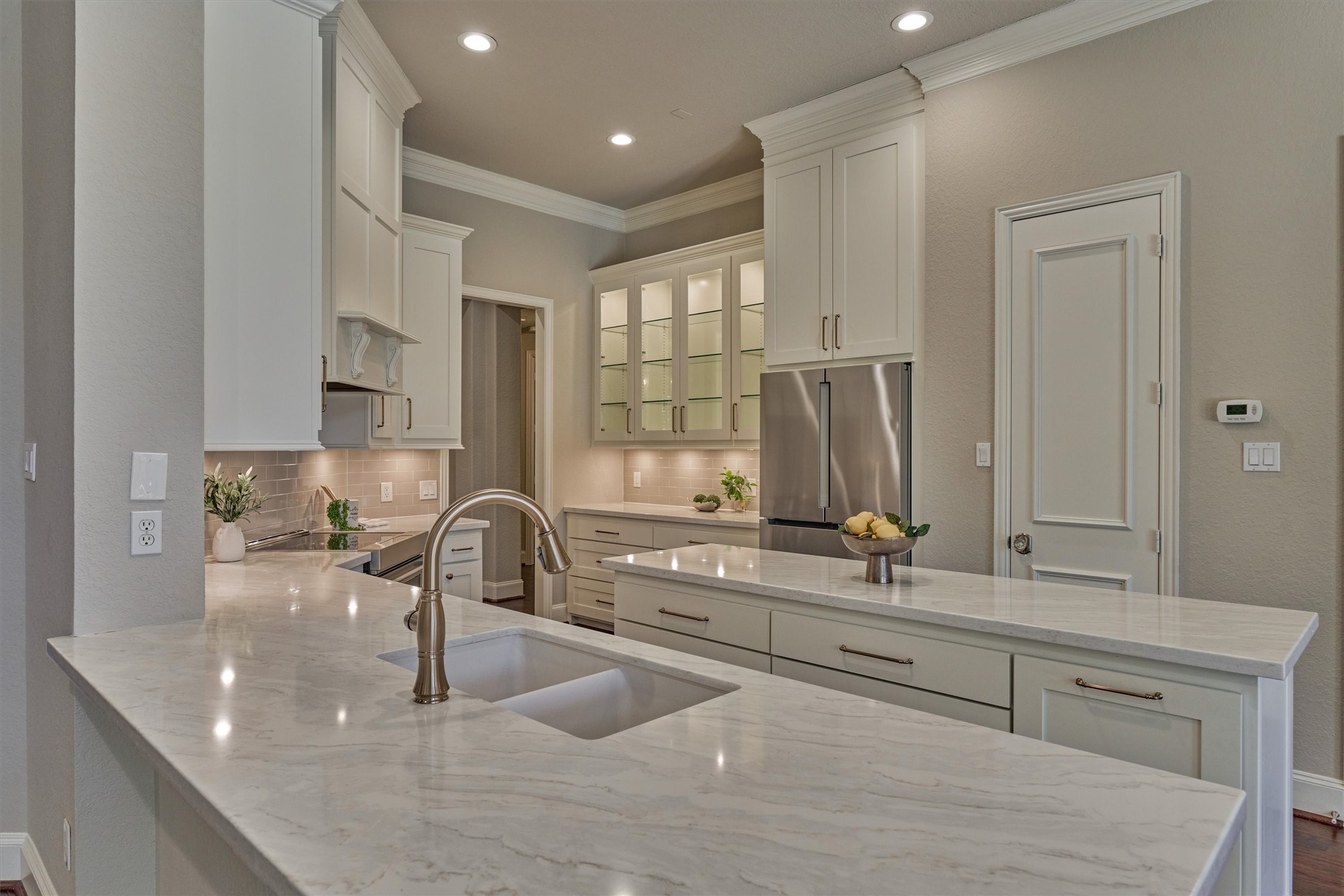 91 West Racing Cloud Court The Woodlands, TX 77381 - Photo 21 of 47 Another view of this magazine-worthy kitchen before stepping into the owner's retreat in rear of home via private entrance.