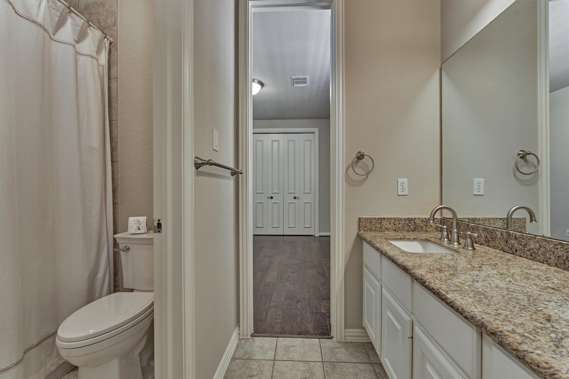 91 West Racing Cloud Court The Woodlands, TX 77381 - Photo 28 of 47 Jack & Jill bathroom for the secondary bedrooms.