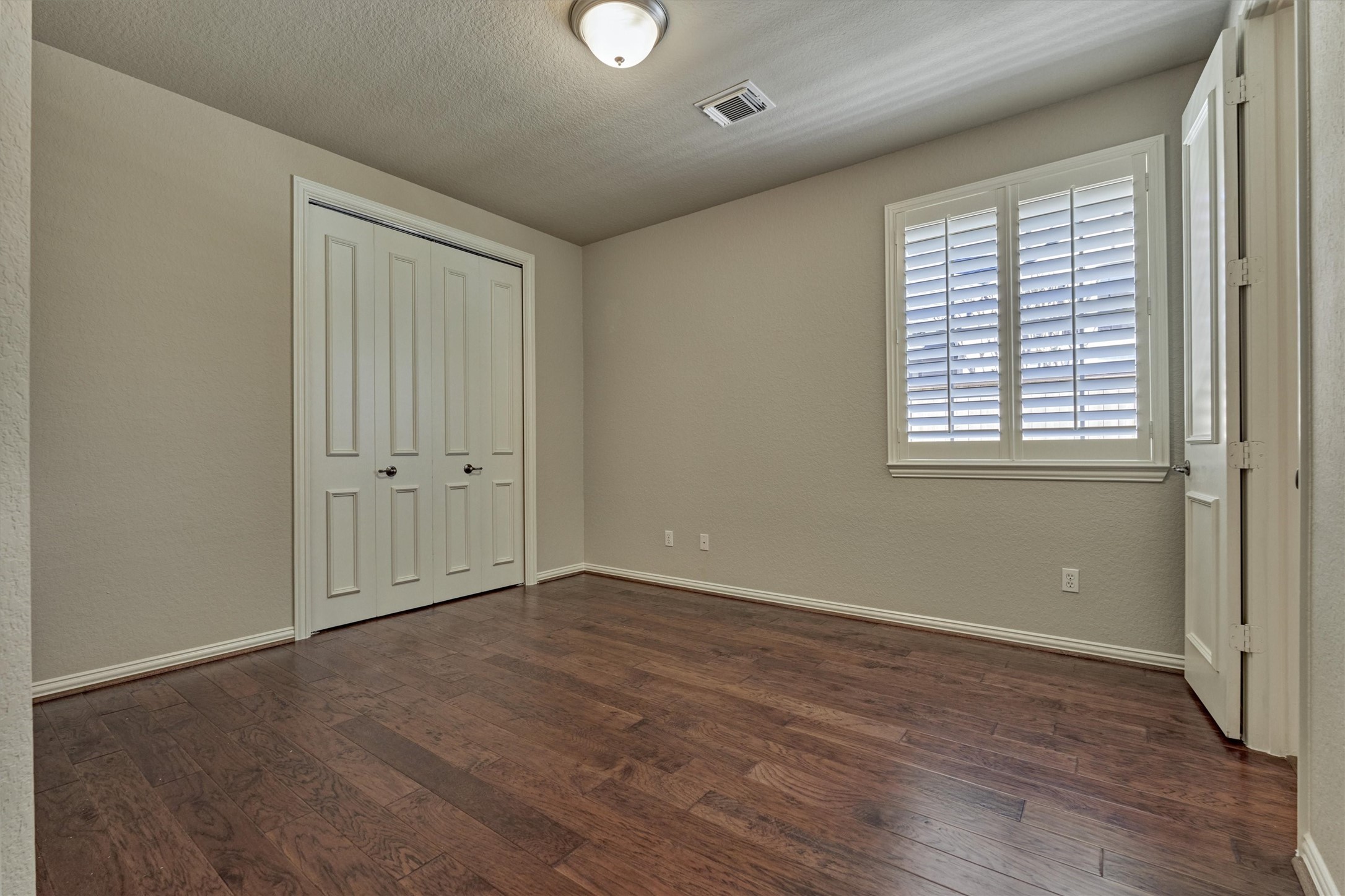 91 West Racing Cloud Court The Woodlands, TX 77381 - Photo 30 of 47 Secondary bedroom #2.