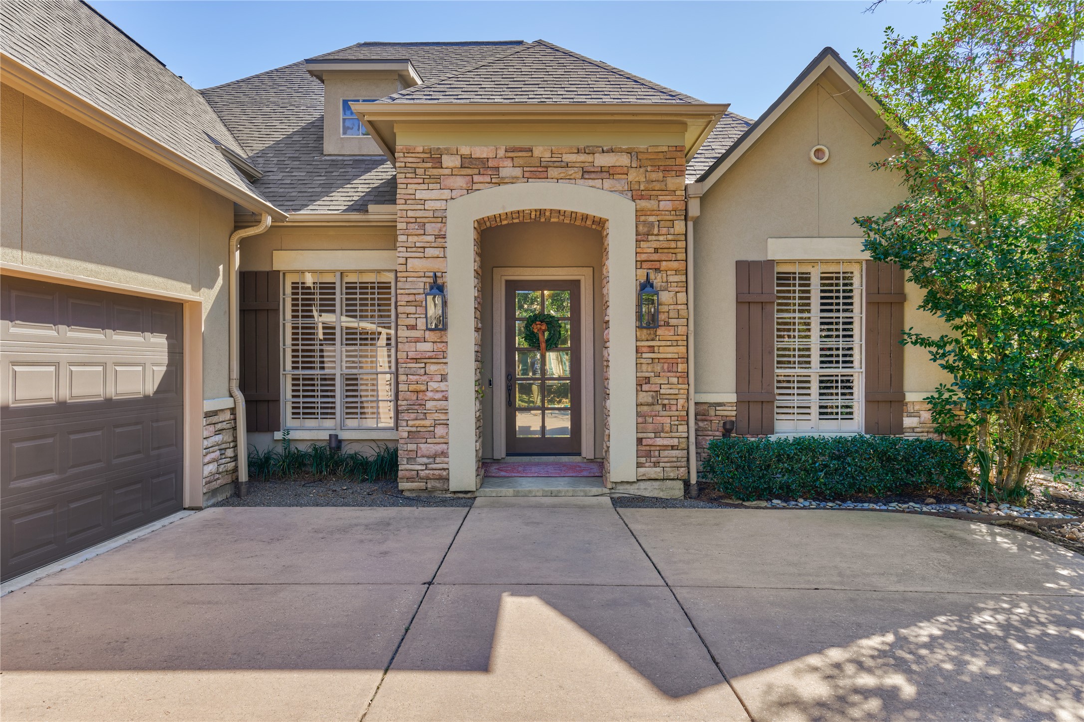 91 West Racing Cloud Court The Woodlands, TX 77381 - Photo 5 of 47 Charming front entry with stone and stucco exterior exudes curb appeal.