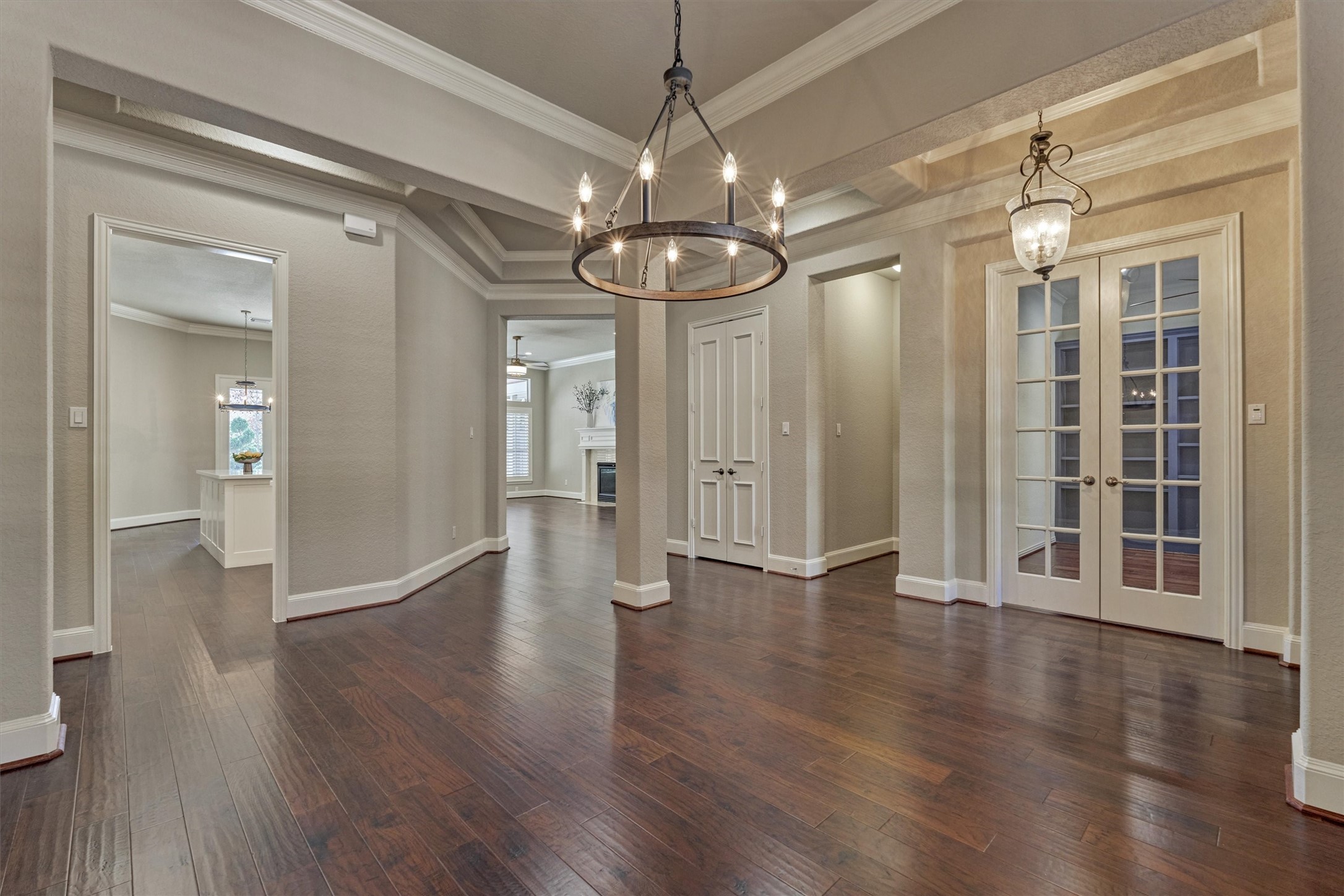 91 West Racing Cloud Court The Woodlands, TX 77381 - Photo 10 of 47 Note convenient pass-through between kitchen and dining area.