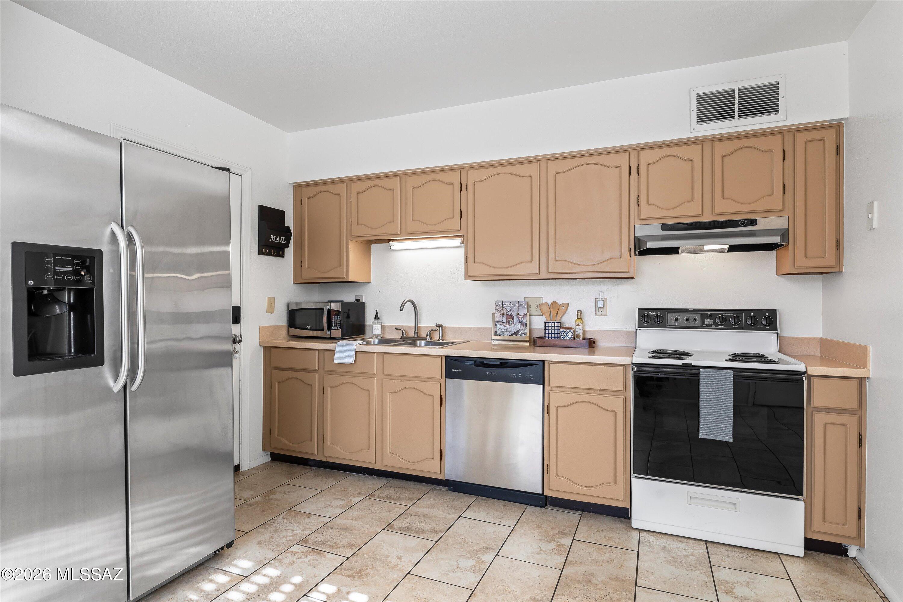 1868 West Record Street Tucson, AZ 85705 - Photo 4 of 19 Spacious kitchen