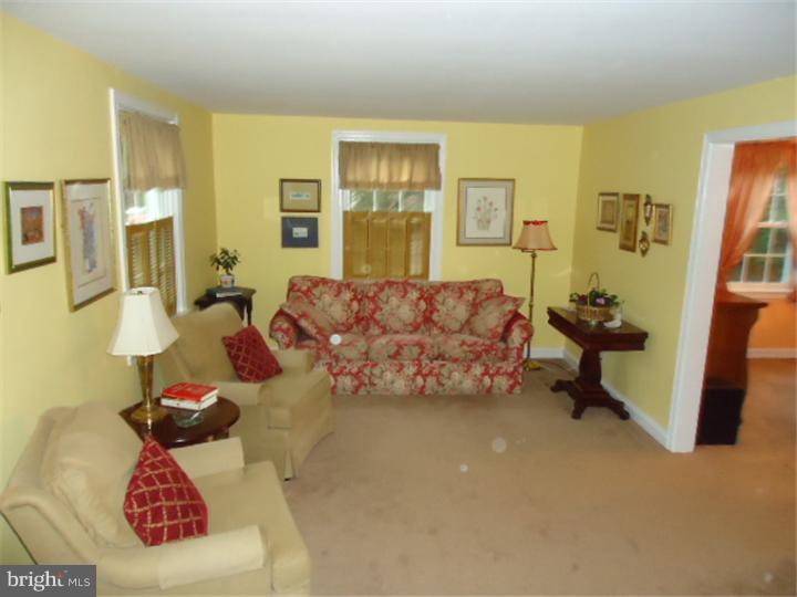 8015 Bridle Road Philadelphia, PA 19111 - Photo 2 of 13 Living Room