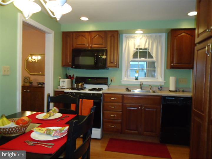 8015 Bridle Road Philadelphia, PA 19111 - Photo 4 of 13 Kitchen