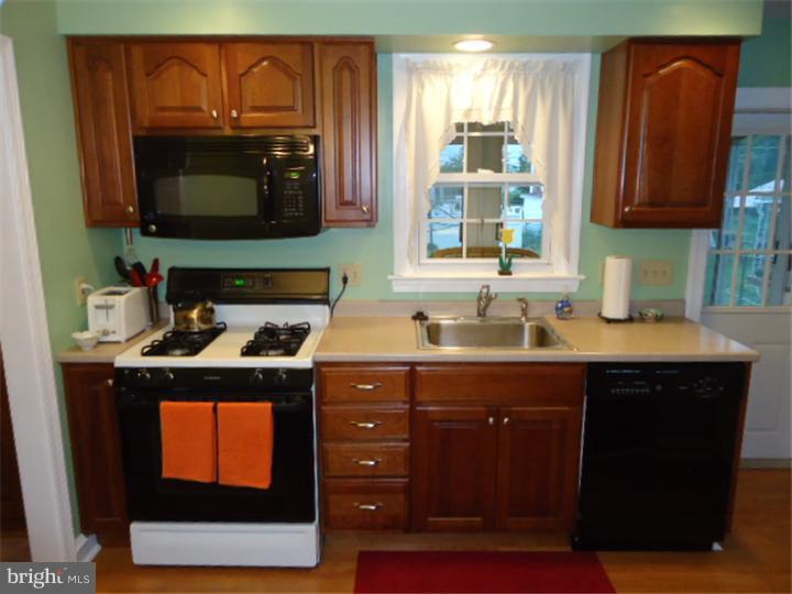8015 Bridle Road Philadelphia, PA 19111 - Photo 5 of 13 Kitchen
