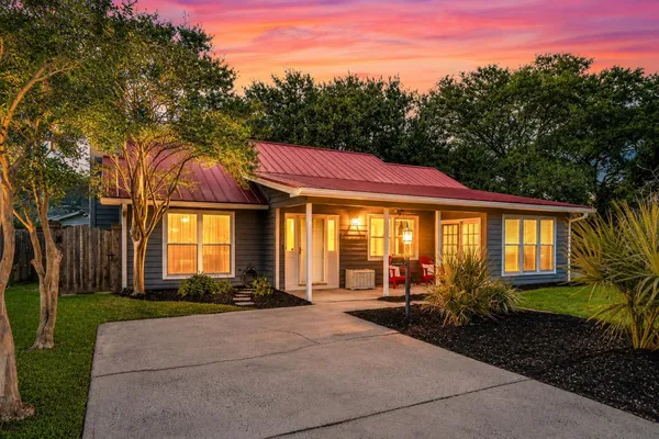$930,000 | 666 Poaug Lane, Mount Pleasant, SC 29464