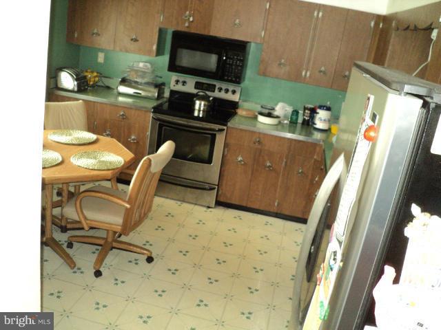 6702 Springbrook Lane Clinton, MD 20735 - Photo 20 of 30 a kitchen with a sink appliances and cabinets