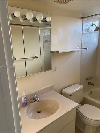 $2,000 | 1900 Diana Drive, Unit 3D, Hallandale Beach, FL 33009