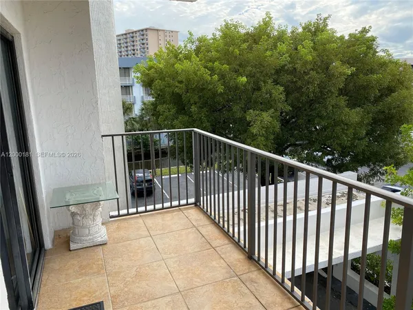 $2,000 | 1900 Diana Drive, Unit 3D, Hallandale Beach, FL 33009