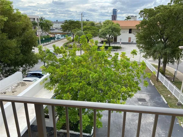 $2,000 | 1900 Diana Drive, Unit 3D, Hallandale Beach, FL 33009