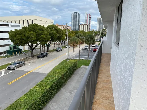 $2,000 | 1900 Diana Drive, Unit 3D, Hallandale Beach, FL 33009