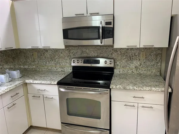 $2,000 | 1900 Diana Drive, Unit 3D, Hallandale Beach, FL 33009