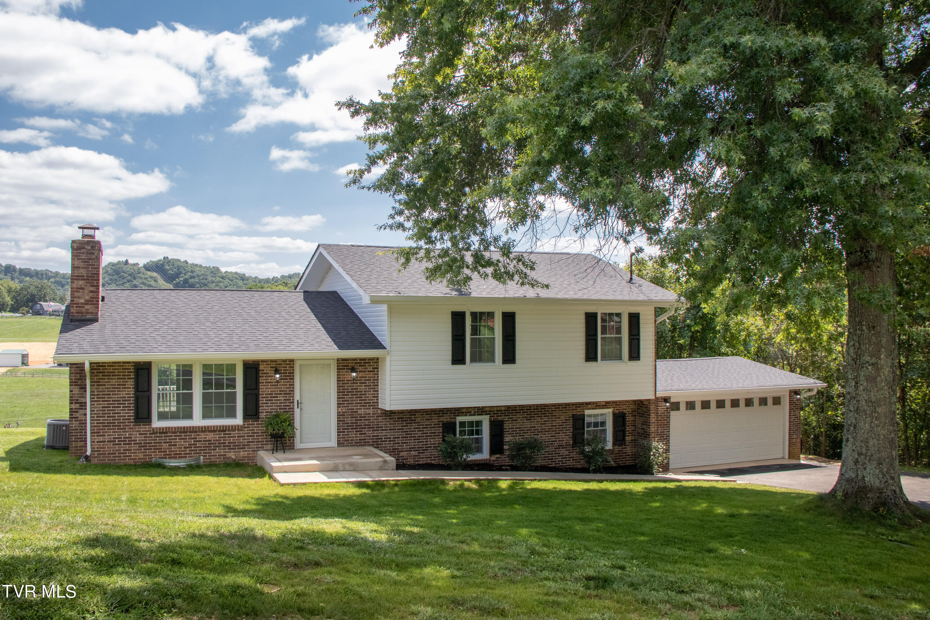 22067 Appleton Drive Bristol, VA 24202 - Photo 2 of 49 Appleton-3