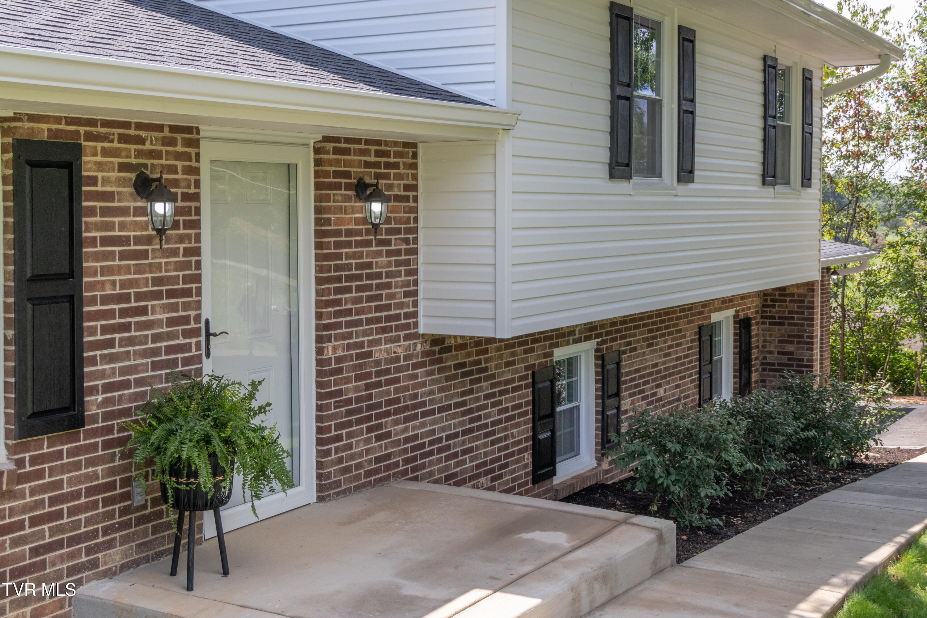 22067 Appleton Drive Bristol, VA 24202 - Photo 3 of 49 Appleton-6