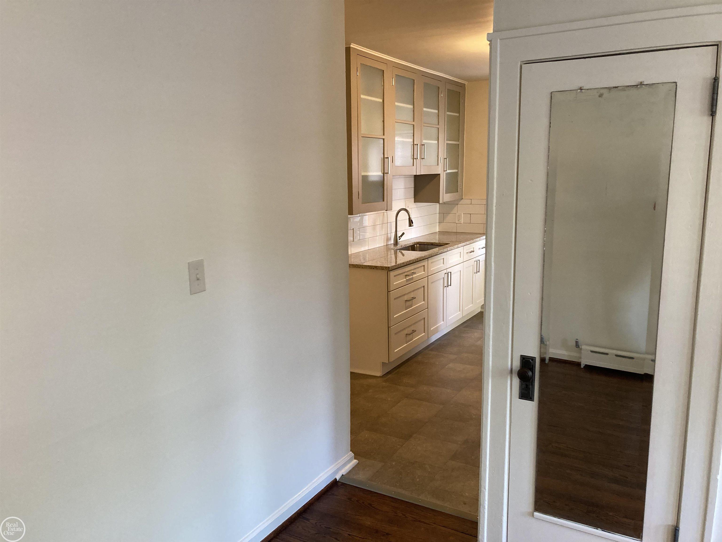 919 Nottingham Road Grosse Pointe, MI 48230 - Photo 7 of 17 50111706-6.JPG