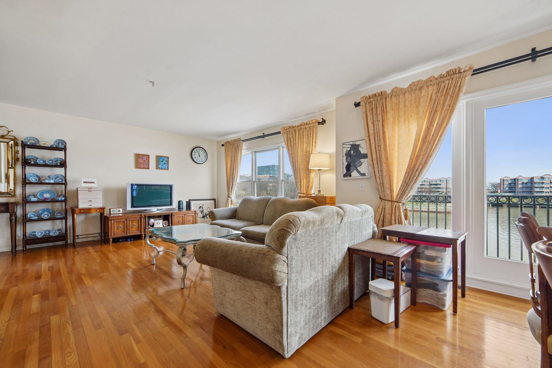 249 The Promenade Edgewater, NJ 07020 - Photo 4 of 28 Gallery Image 4