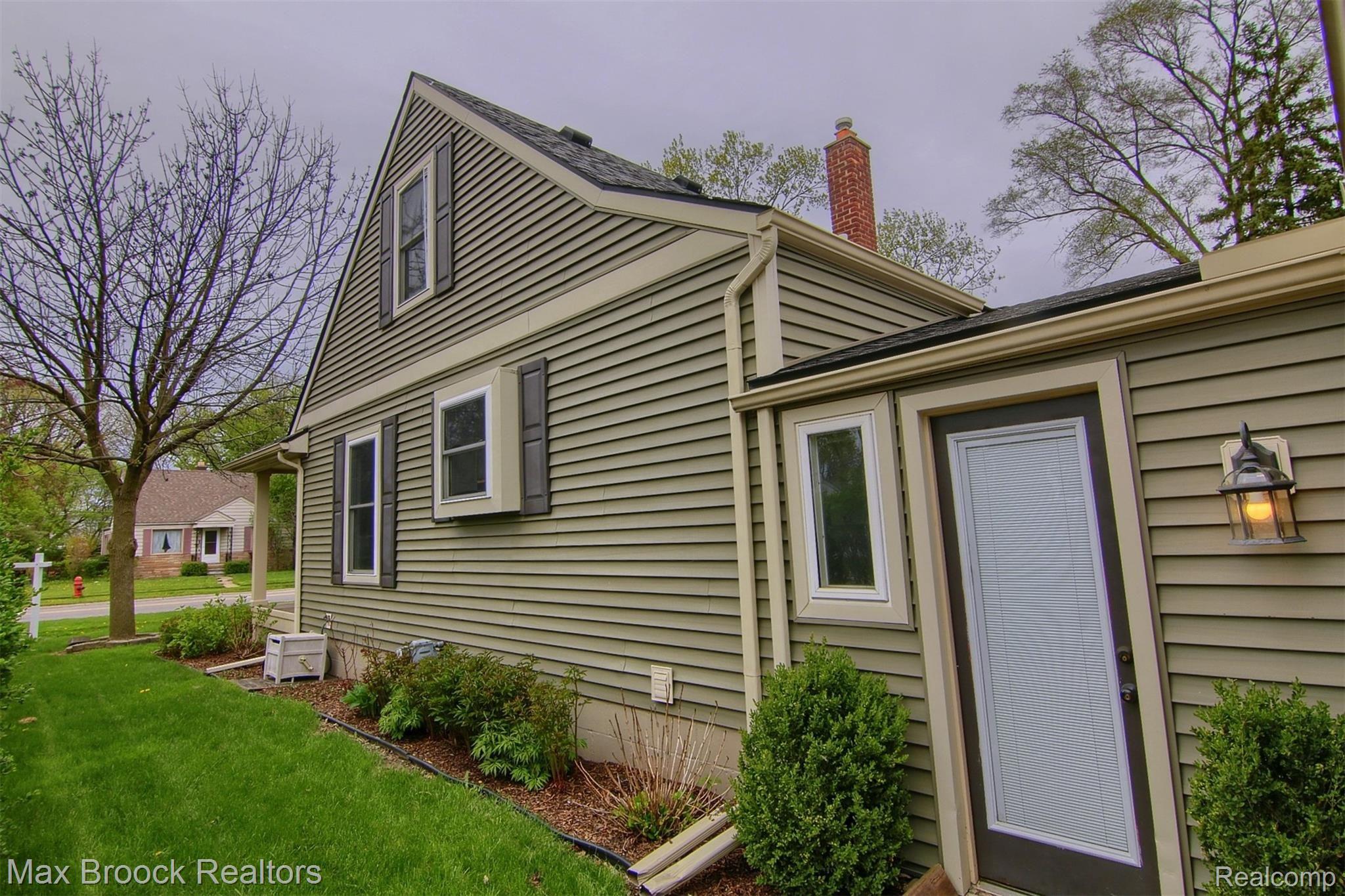 3431 Normandy Road Royal Oak, MI 48073 - Photo 30 of 31 28-Sideview.jpg