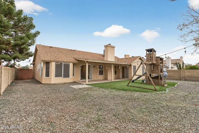 a view of a house with backyard