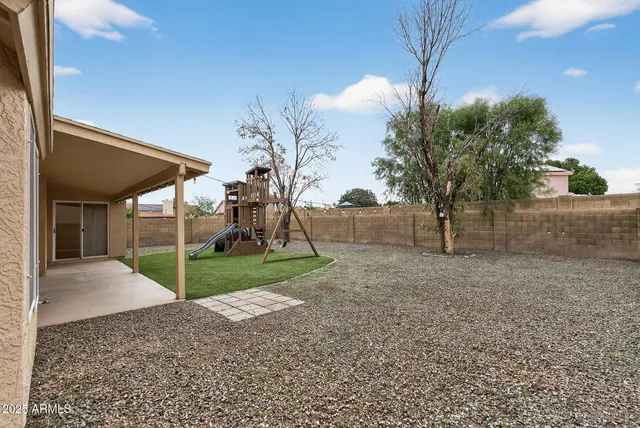 a view of a backyard