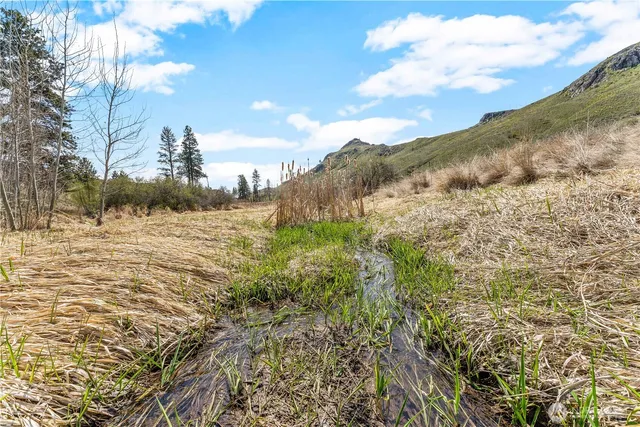 a view of a area with sky view