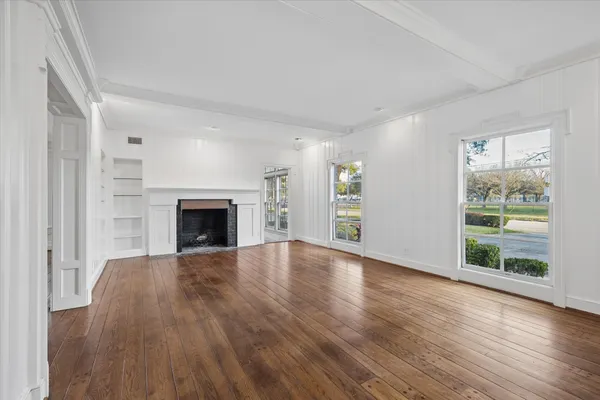 a view of a livingroom with furniture and a ceiling fan