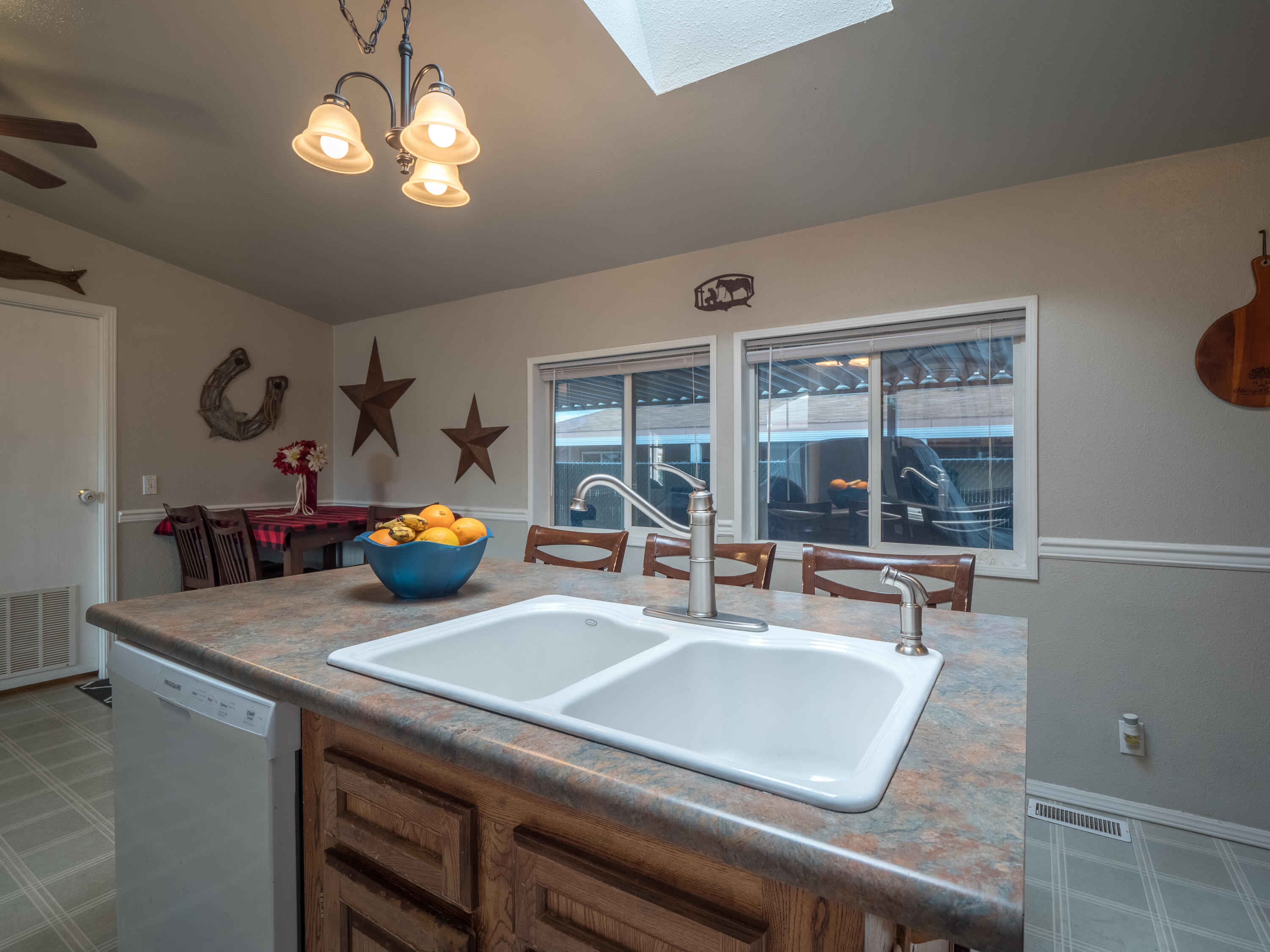 2367 Evan Way Central Point, OR 97502 - Photo 8 of 27 Kitchen 4