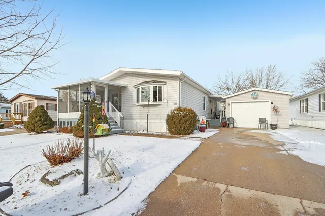 $176,800 | 412 Oak Lodge Road, Waterford, WI 53185