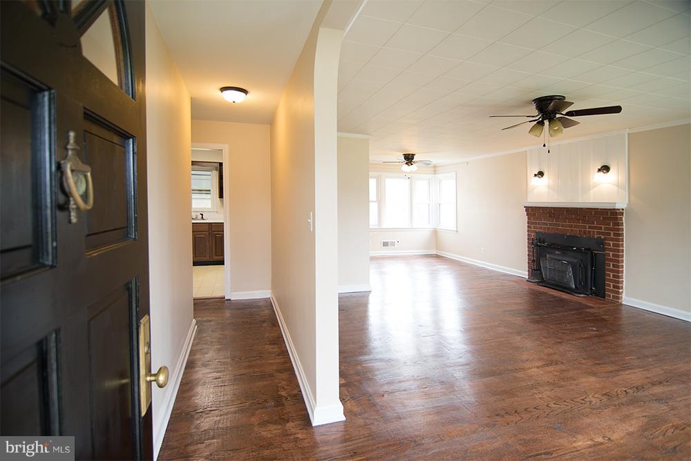 1607 Bragg Road Fredericksburg, VA 22407 - Photo 5 of 23 Living Room