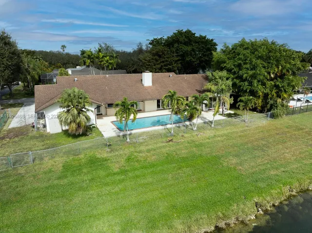 a view of a garden with lawn chairs