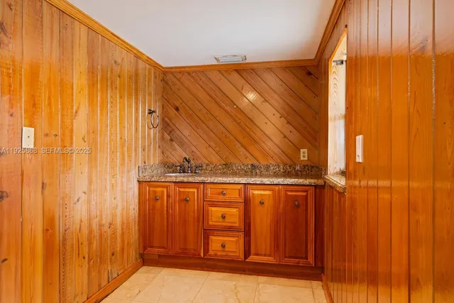 a view of livingroom with furniture