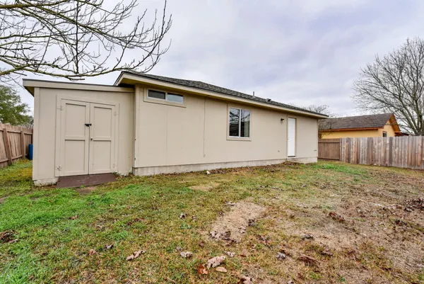 $1,795 | 3000 Meadow Lane, Taylor, TX 76574