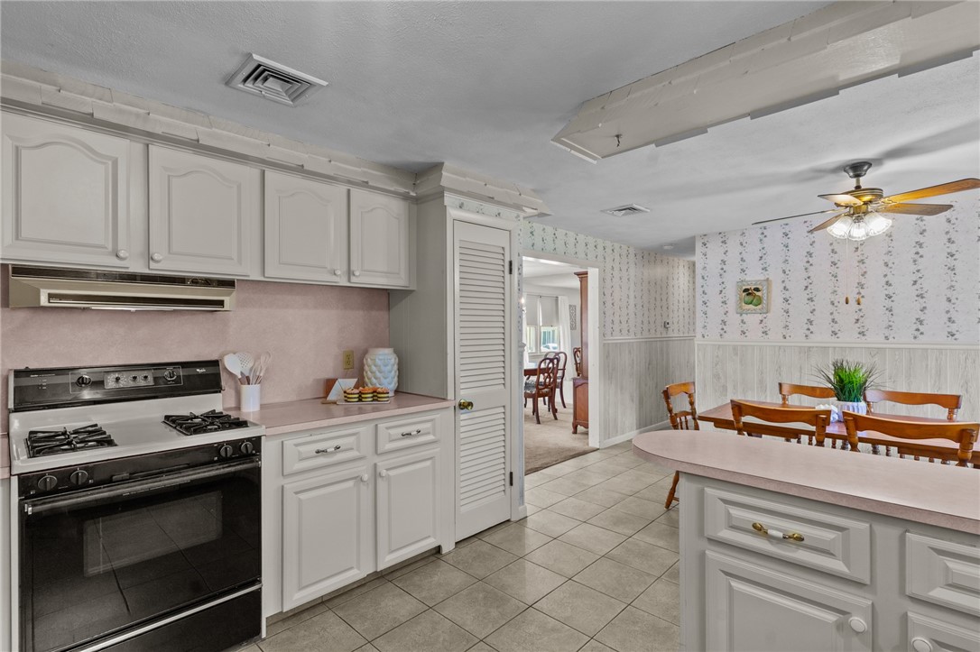 47 Mockingbird Drive Cranston, RI 02920 - Photo 7 of 28 Kitchen with dining area