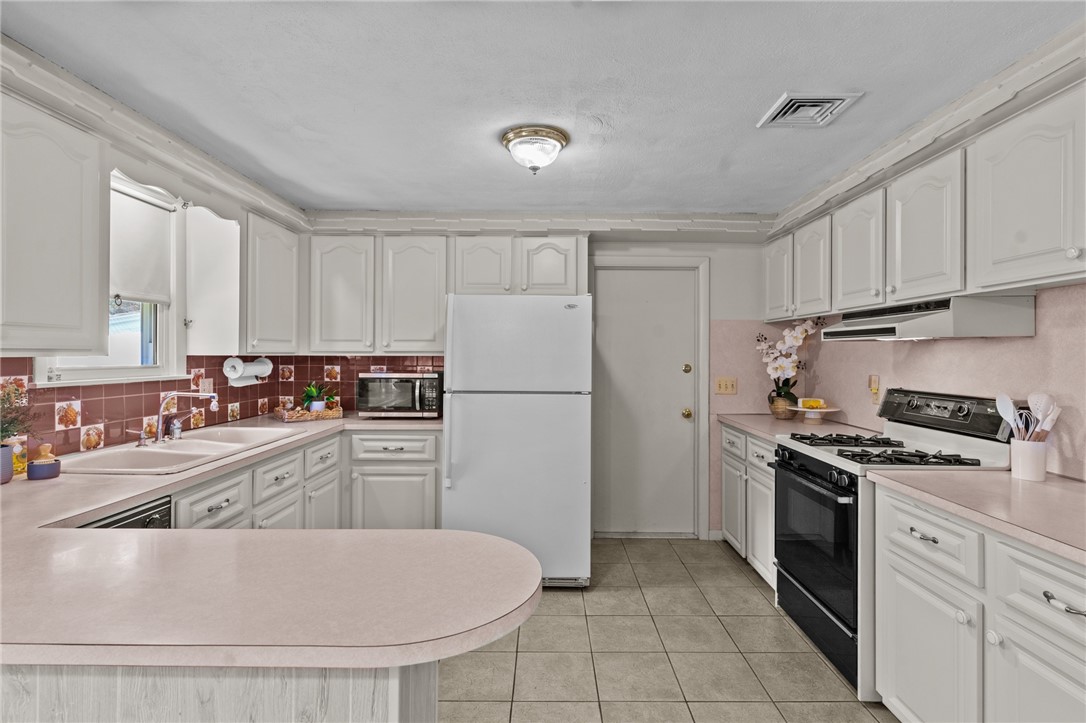 47 Mockingbird Drive Cranston, RI 02920 - Photo 9 of 28 Kitchen