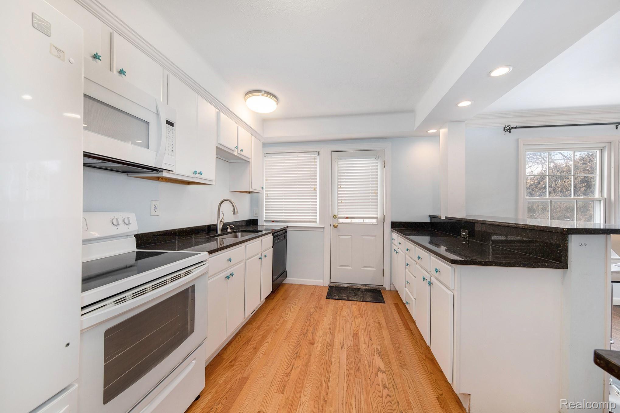 687 Neff Road Grosse Pointe, MI 48230 - Photo 8 of 29 2S4A7338.jpg