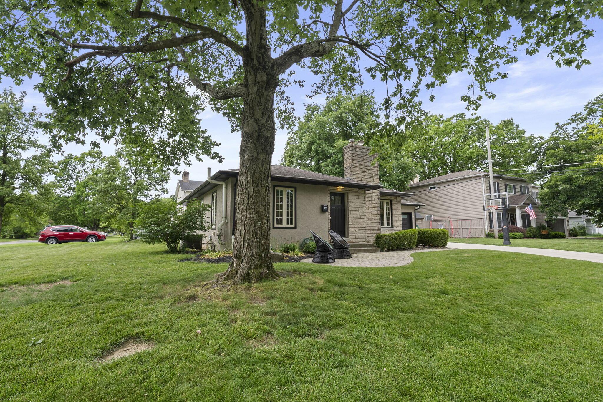 1757 Inchcliff Road Columbus, OH 43221 - Photo 3 of 59