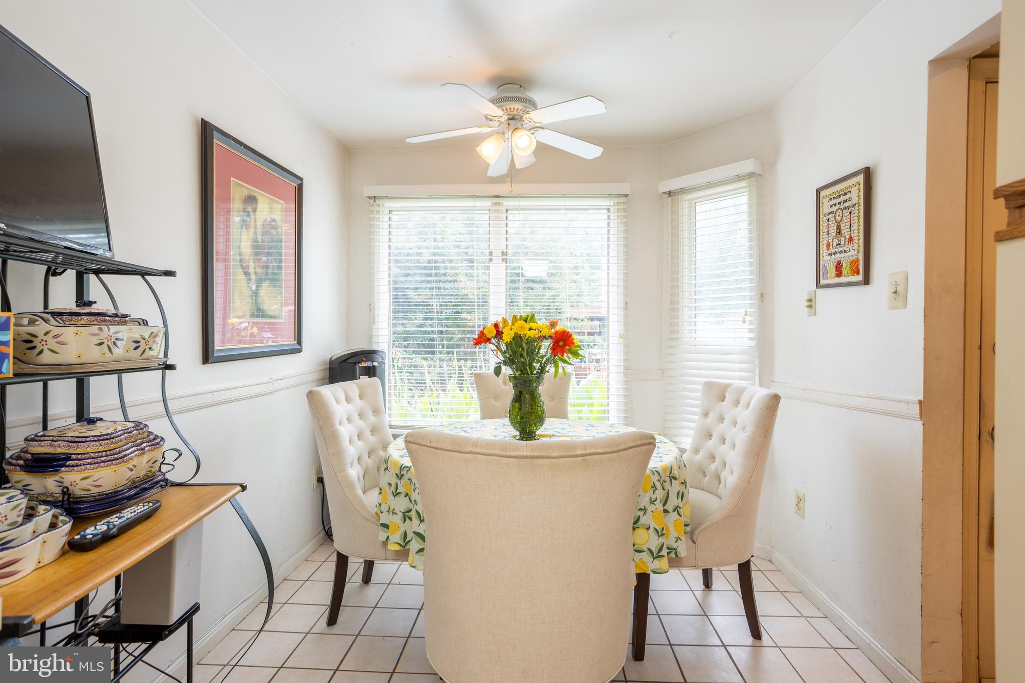 5065 Columbia Road, Unit 18 11 Columbia, MD 21044 - Photo 4 of 51 a dining room with furniture and window