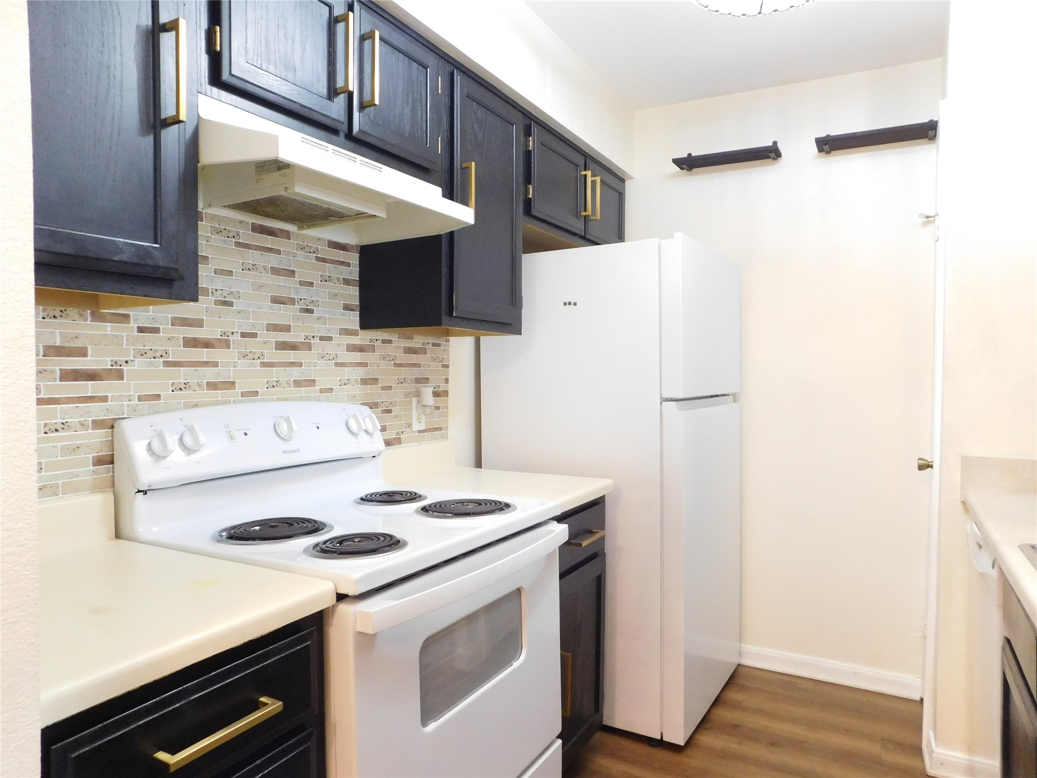 10101 South Gessner Road, Unit 912 Houston, TX 77071 - Photo 11 of 47 a kitchen with a stove and a refrigerator