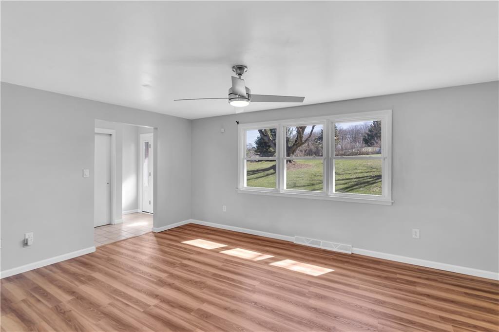 1060 Pittsburgh Road Valencia, PA 16059 - Photo 17 of 46 Living Rm