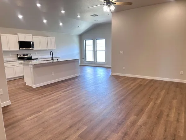 $1,895 | 307 East 24th Street, Wolfforth, TX 79382