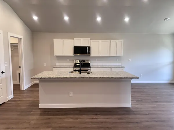 $1,895 | 307 East 24th Street, Wolfforth, TX 79382