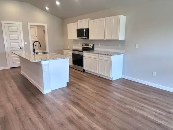 $1,895 | 307 East 24th Street, Wolfforth, TX 79382