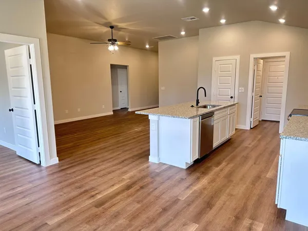 $1,895 | 307 East 24th Street, Wolfforth, TX 79382