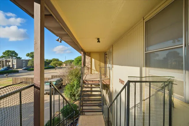 a view of entryway with a front door