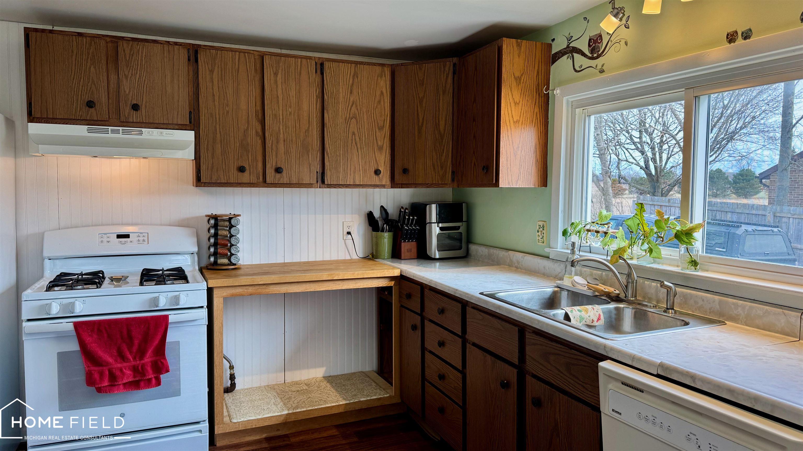 1395 Aiken Road Owosso, MI 48867 - Photo 3 of 34