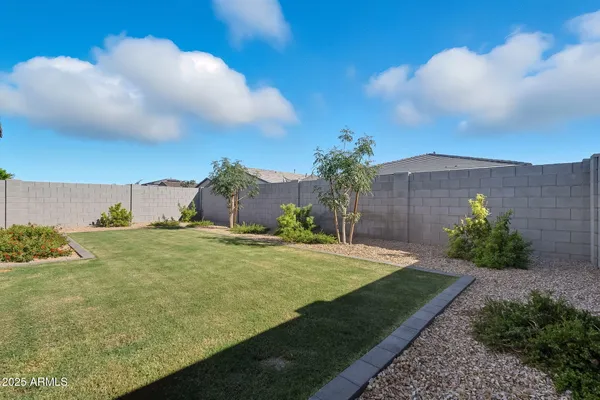 a view of a backyard