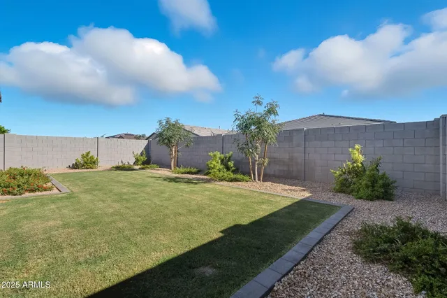 a view of a backyard