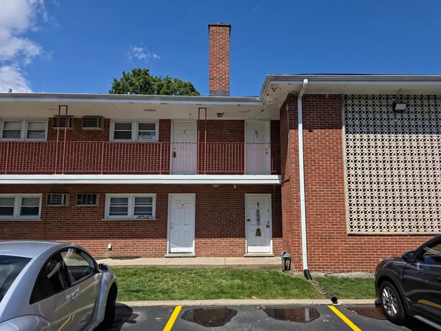 $145,000 | 1115 Holiday Lane, Unit 17, Des Plaines, IL 60016