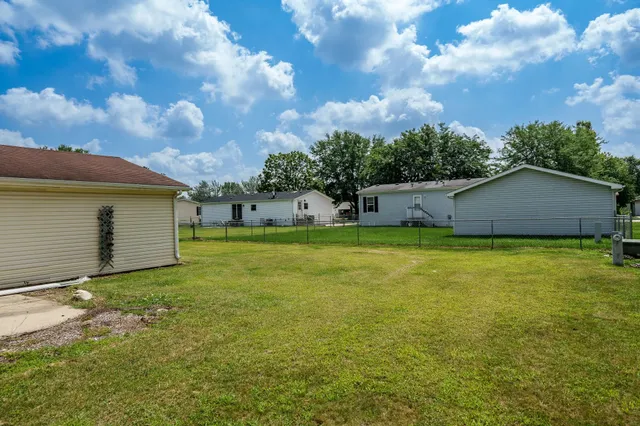 a view of a backyard