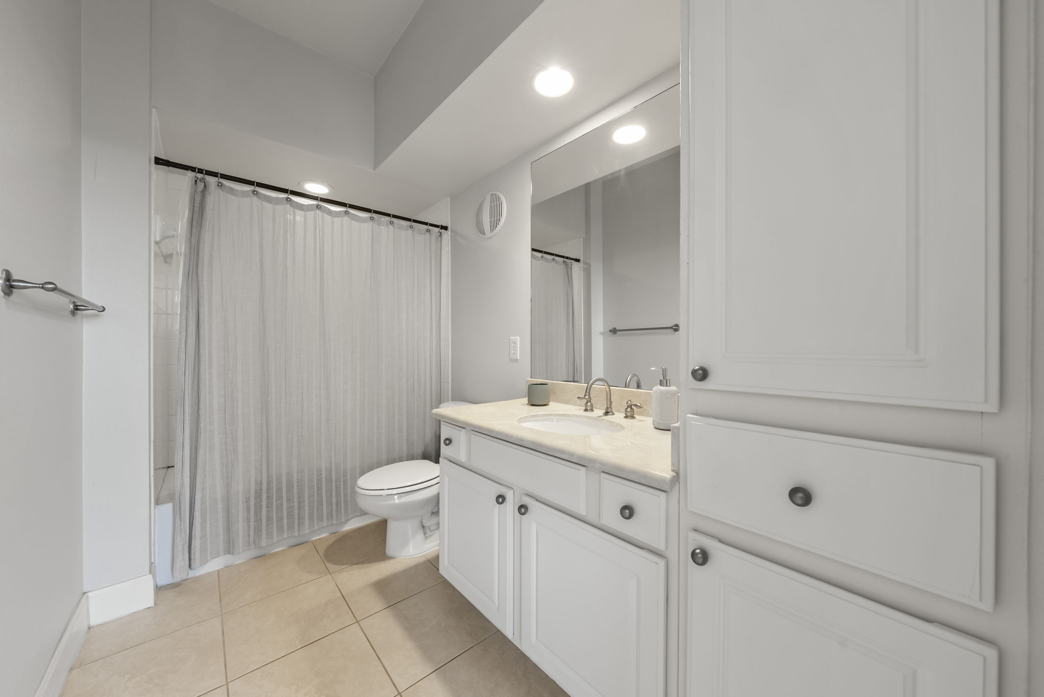 7701 Rialto Boulevard, Unit 1426 Austin, TX 78735 - Photo 13 of 29 Secondary Bathroom