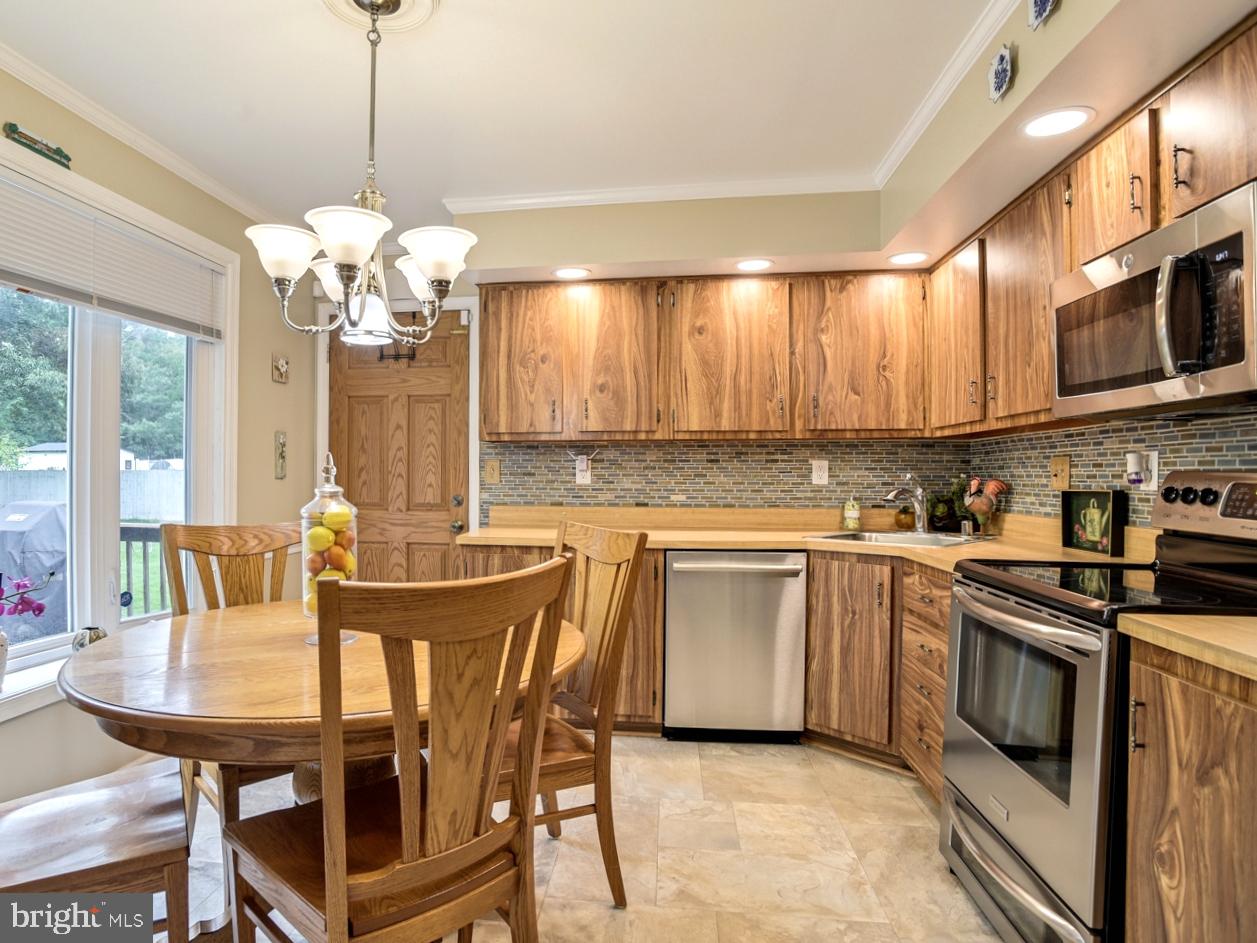 616 Clarks Run Road La Plata, MD 20646 - Photo 10 of 39 Kitchen with table space